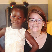 Freiwillige auf Einsatz in Afrika mit Mädchen