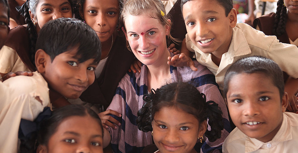 Nina mit ihren Schützlingen in Vijayawada, Indien
