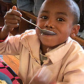 Kinder brauchen Bildung und eine Mahlzeit
