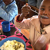 Kinder brauchen Bildung und eine Mahlzeit