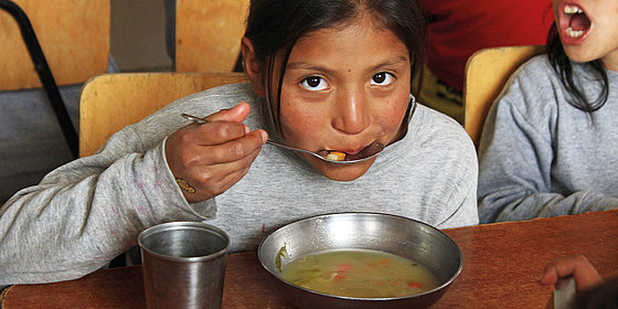 strassenkind-aus-ecuador-isst-suppe Copyright: Jugend Eine Welt strassenkind aus ecuador isst suppe