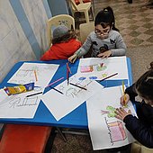 Projektpartner verteilen Brot und Kleidung