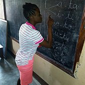 Frauen beim Zugang zu Bildung im Hintertreffen