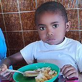 Warme Mahlzeit und wichtige Bildung