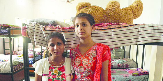 Zwei Mädchen stehen nebeneinander im Wohnheim in Hyderabad