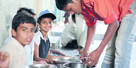 Essensverteilung an Straßenkinder in Hyderabad Copyright: Jugend Eine Welt