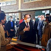 Außenminister besucht Jugend Eine Welt Projekt