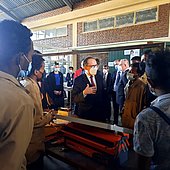 Außenminister besucht Jugend Eine Welt Projekt