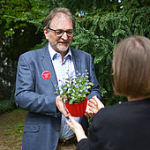 Jugend Eine Welt dankt mit Vergissmeinnicht