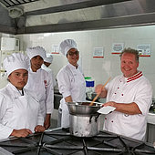 Don Bosco-Jugendliche servieren Sachertorte