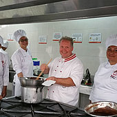 Don Bosco-Jugendliche servieren Sachertorte